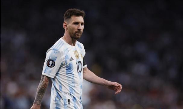 48岁曾黎返乡务农！皱纹明显银发丛生显苍老，徒手采摘黄瓜似村妇